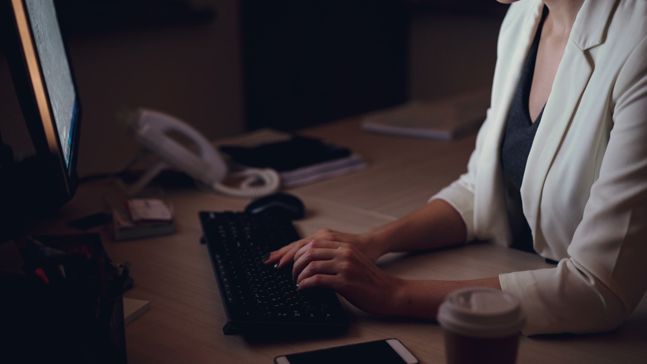 Excelの「表示」タブにある「ウィンドウ枠の固定」ボタンを指している画像