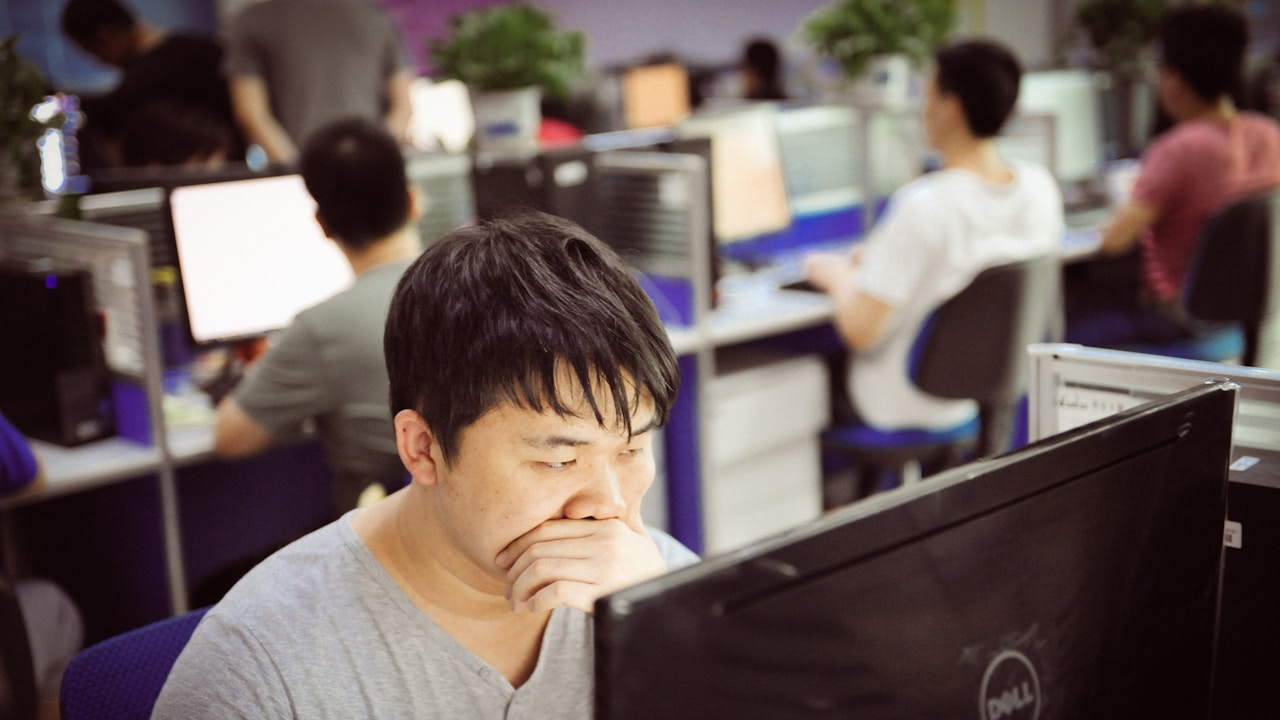 Excelの「データの入力規則」画面で、リスト設定をしている様子。プルダウンメニューが表示されている。